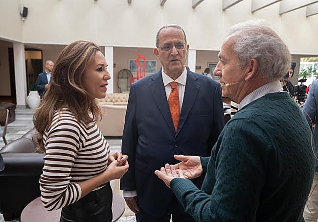 De León conversa con José Antonio Fernández Bouzas, director del Parque Nacional marítimo-terrestre Islas Atlánticas, en Galicia, que expuso en Fuerteventura su modelo de control de flujos de visitantes.