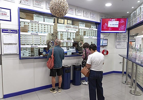 Compradores en la administración lotera presente en el Deiland Plaza.