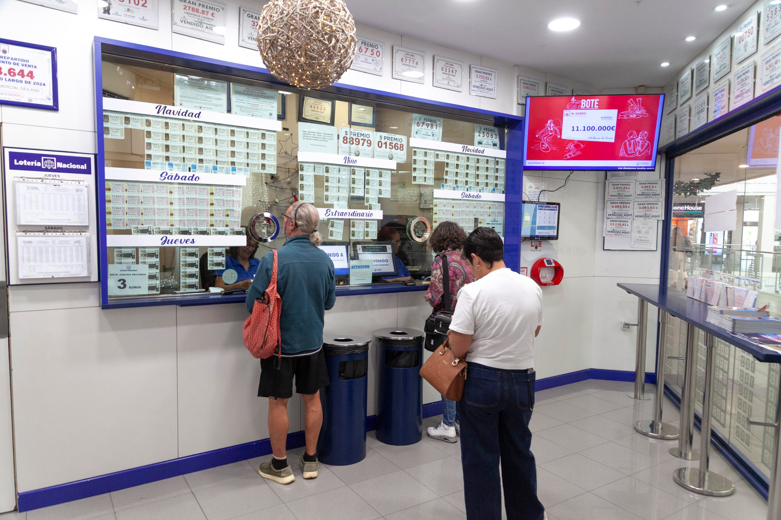 Compradores en la administración lotera presente en el Deiland Plaza.