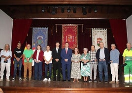 Foto de familia de homenajeados en Yaiza con el alcalde.