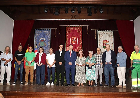 Foto de familia de homenajeados en Yaiza con el alcalde.