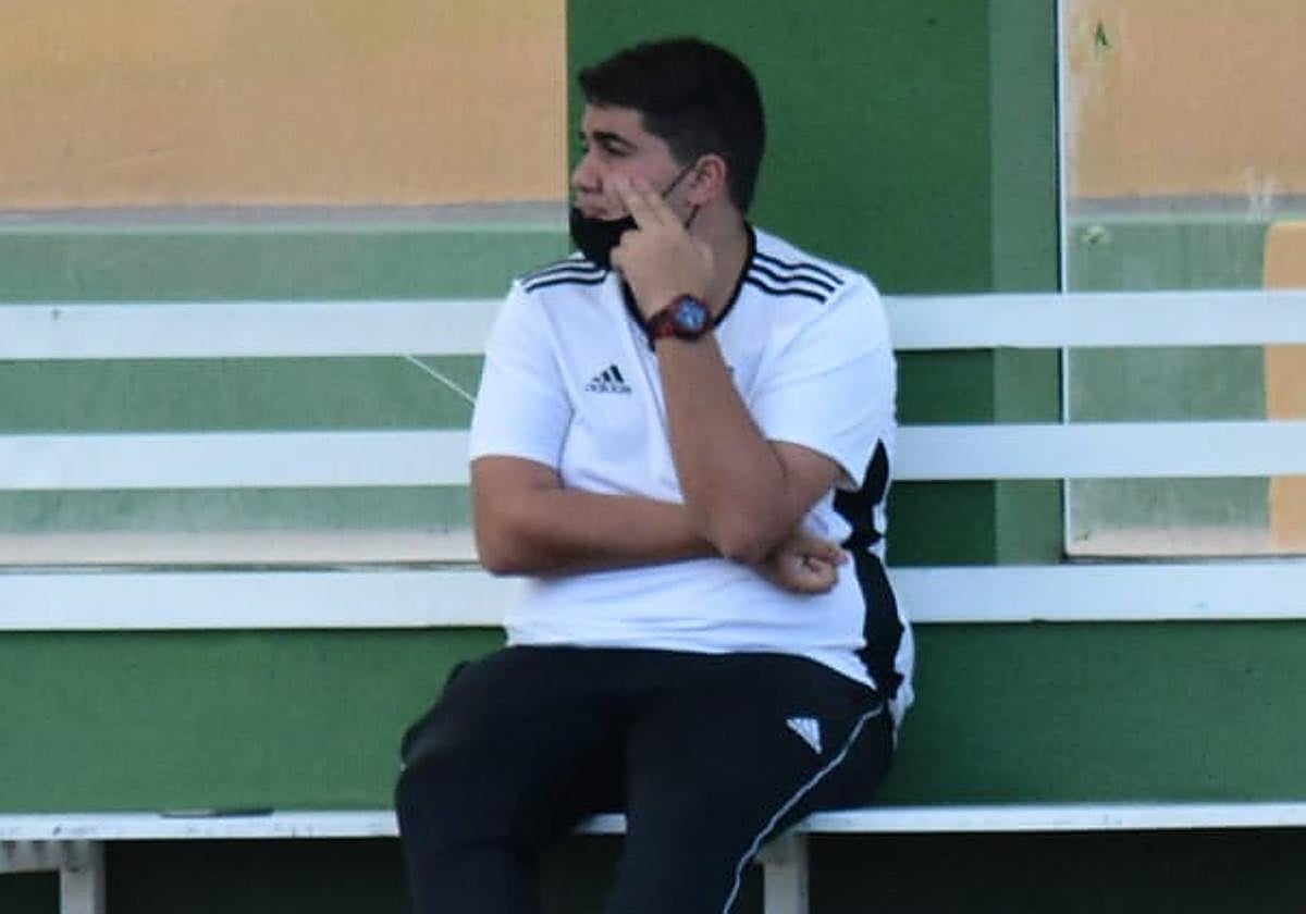 Imagen de Kenneth en un banquillo durante un encuentro.