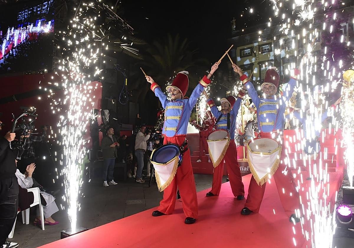 Imagen principal - Detalles del acto de encendido de las luces de Navidad en Santa Ana. 
