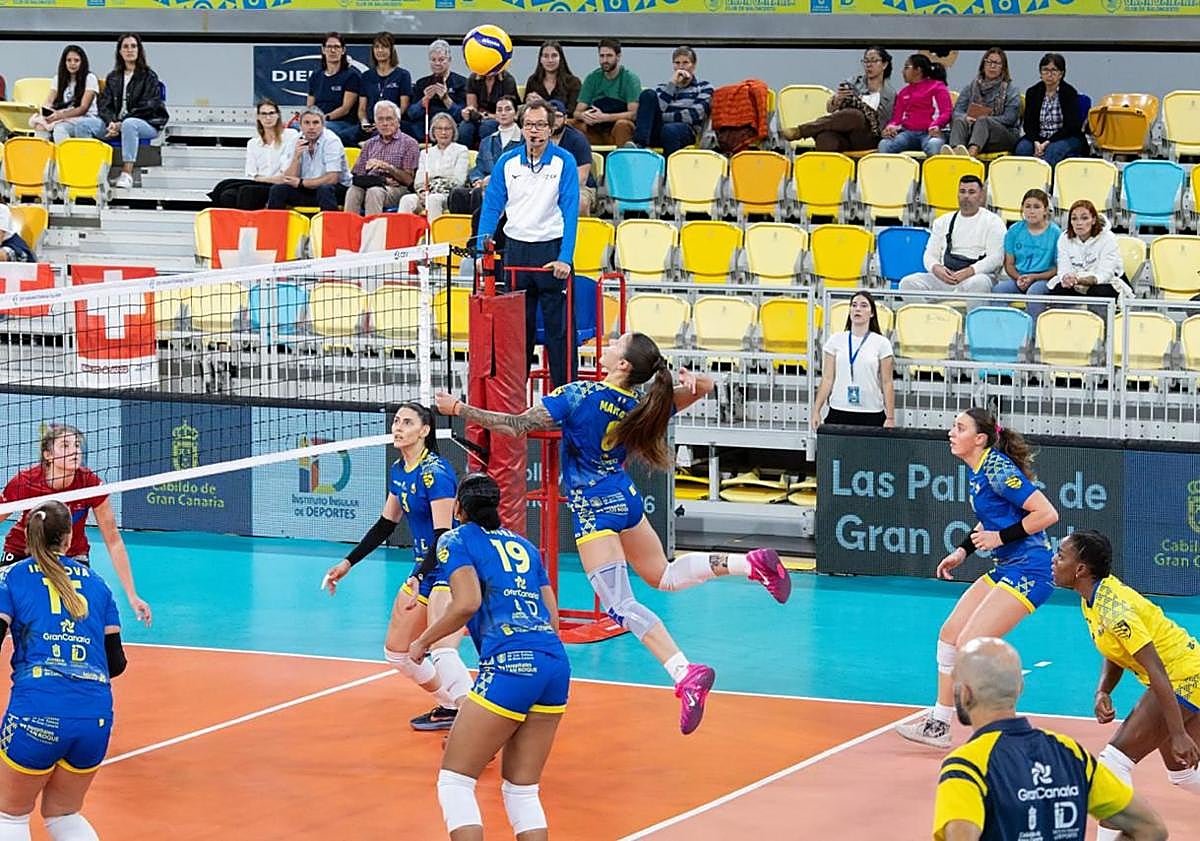 Imagen principal - El Emalsa Gran Canaria sella su pase a los octavos de la Challenge Cup (3-0)