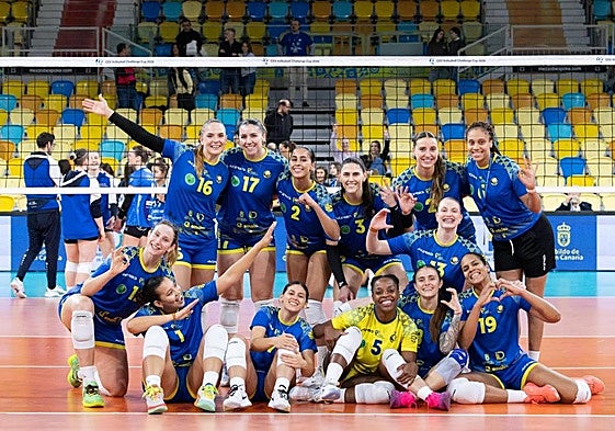 Las grancanarias celebran su triunfo tras el partido.