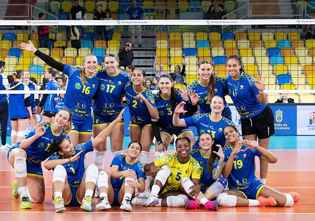 Las grancanarias celebran su triunfo tras el partido.