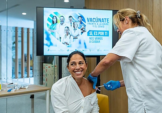Una sanitaria canaria pinchando a una mujer recientemente.