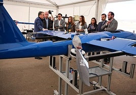 Eduardo Pereira, gerente del Parque Tecnológico de Fuerteventura, explica los detalles de las aeronaves no tripuladas a la delegación institucional que acompañó a Virginia Barcones.
