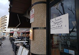 Cartel de una entidad que busca personal en Arrecife.