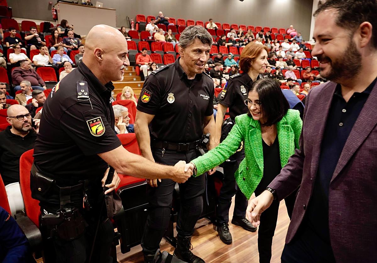 Imagen de la alcaldesa de Las Palmas de Gran Canaria, Carolina Darias saludando a los profesionales de la seguridad.