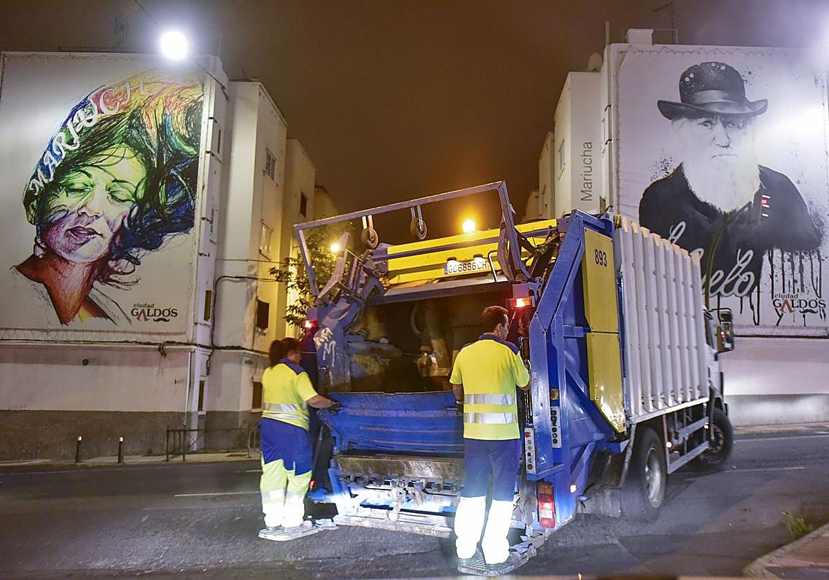 Operarios del Servicio Municipal de Limpieza faenando en el barrio de Schamann.