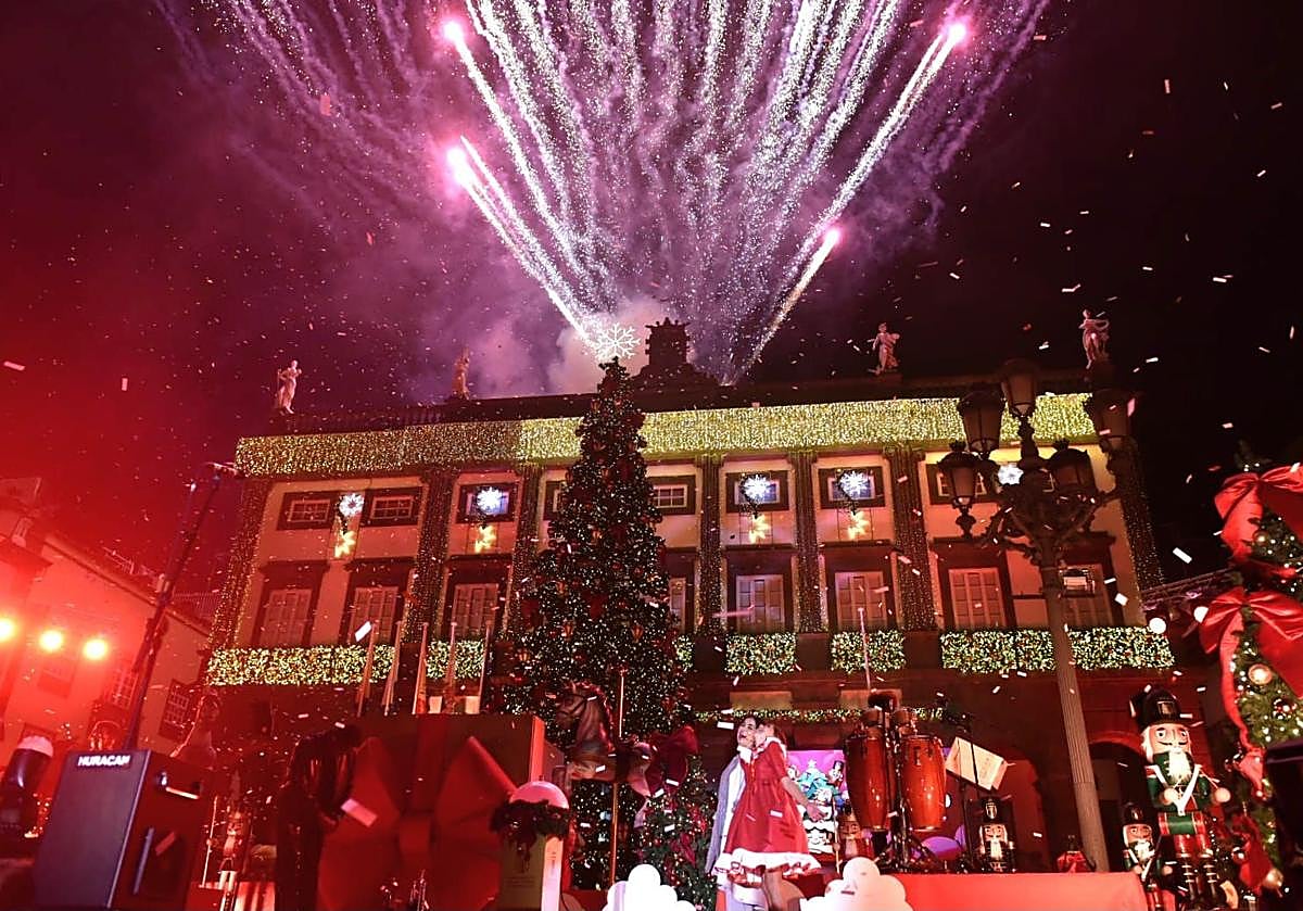 La alcaldesa, Carolina Darias, con la niña que interpretó a Noelle, en el momento del encendido de la iluminación navideña en Las Palmas de Gran Canaria.