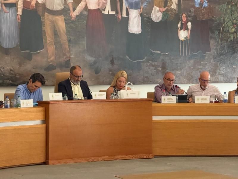 Imagen de archivo de un pleno municipal, con el alcalde, Francisco García, y la interventora.