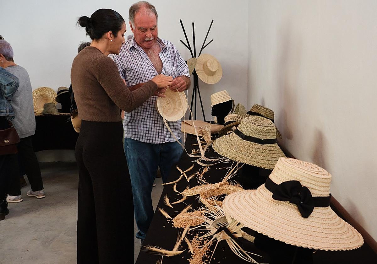 Imagen principal - Alumnas y alumnos de los dos talleres.