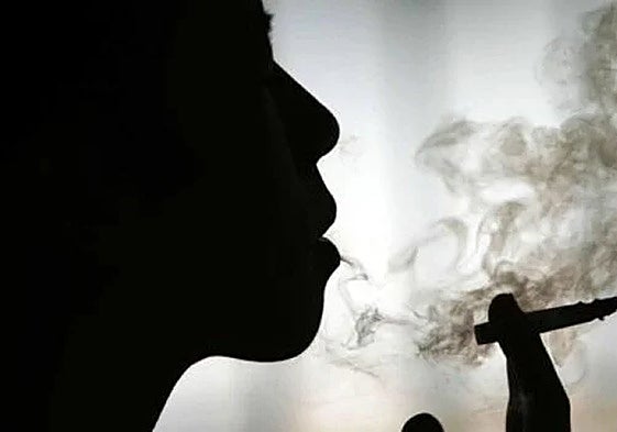 Imagen de una persona fumando.
