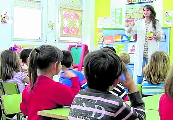 Foto de archivo de una enfermera escolar en un aula.