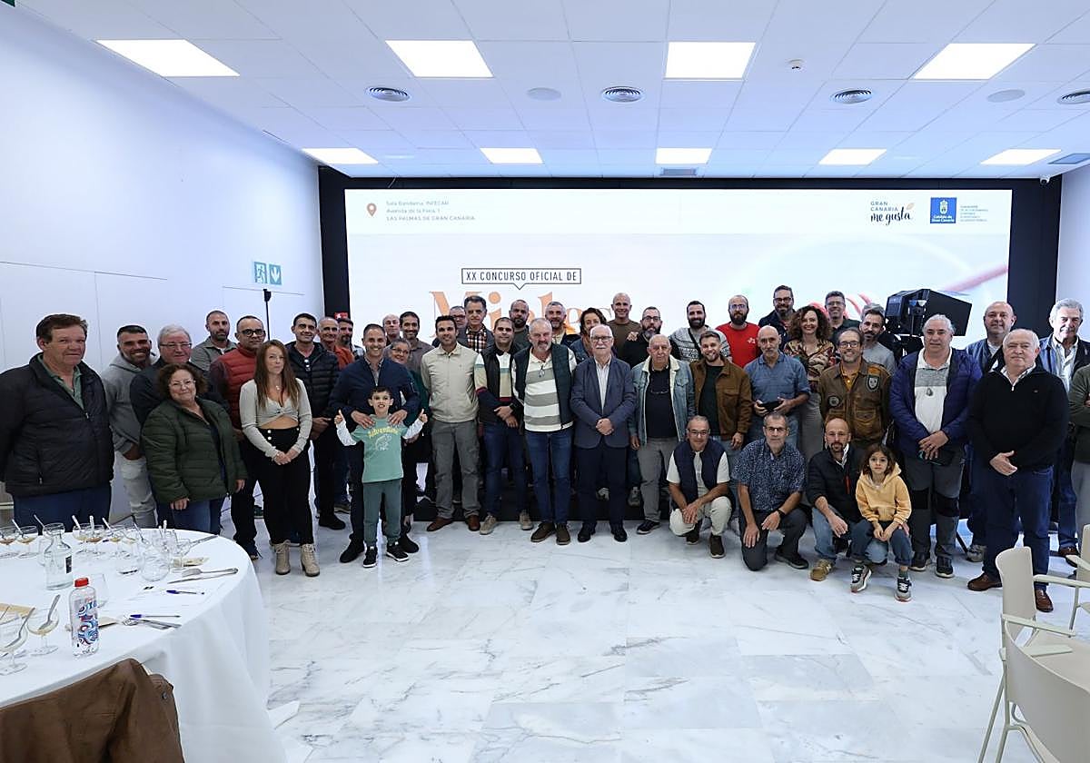 Foto de familia de participantes en el XX Concurso Oficial de Mieles de Gran Canaria.