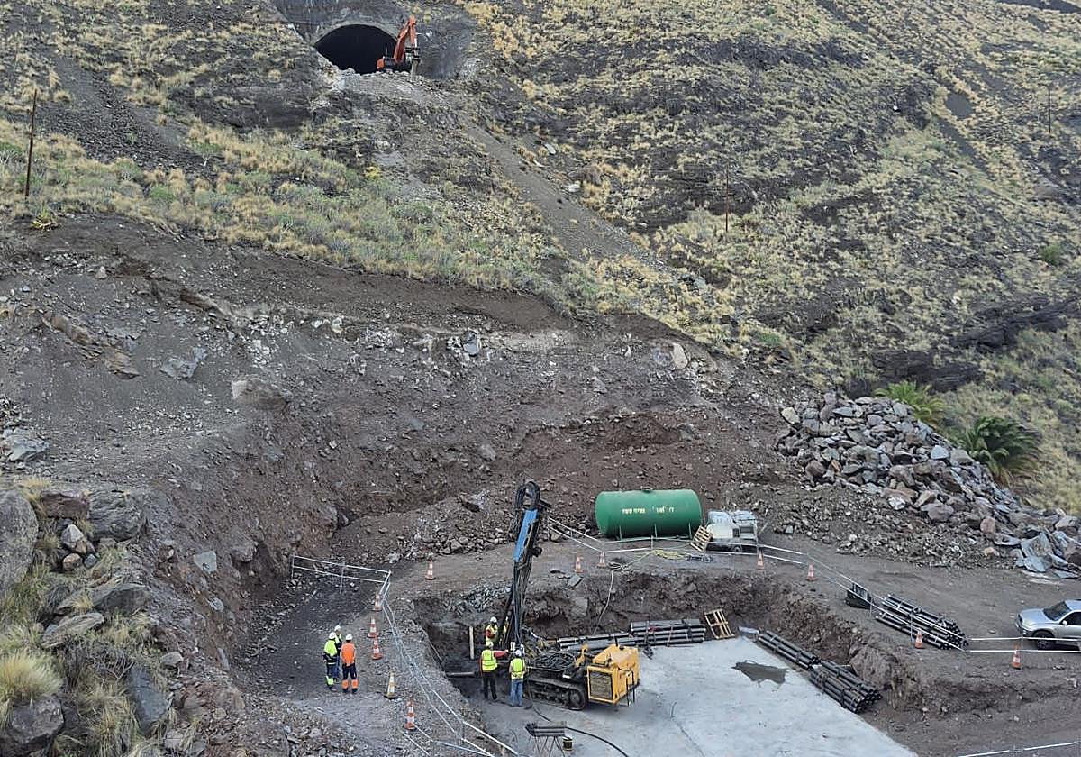 Obras para el viaducto que cruzará el barranco de La Palma.