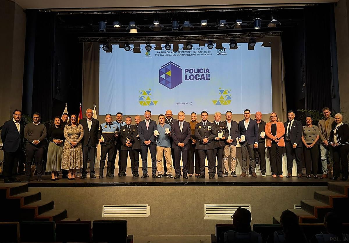 Foto de familia tras la ceremonia.