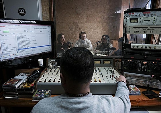 Imagen desde la sala de técnicos del estudio de radio Onda Libre, en la que los alumnos conversan con los presos.