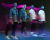 Paradise Coldplay actúa en el escenario del Beefeater Xmas Market, en el parque de San Telmo.