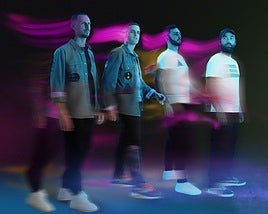 Paradise Coldplay actúa en el escenario del Beefeater Xmas Market, en el parque de San Telmo.