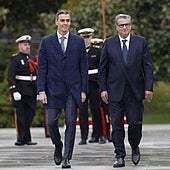 El presidente del Gobierno, Pedro Sánchez (i), este jueves junto al jefe de Gobierno marroquí Aziz Akhannouch (2i) en la Moncloa.