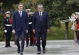 El presidente del Gobierno, Pedro Sánchez (i), este jueves junto al jefe de Gobierno marroquí Aziz Akhannouch (2i) en la Moncloa.