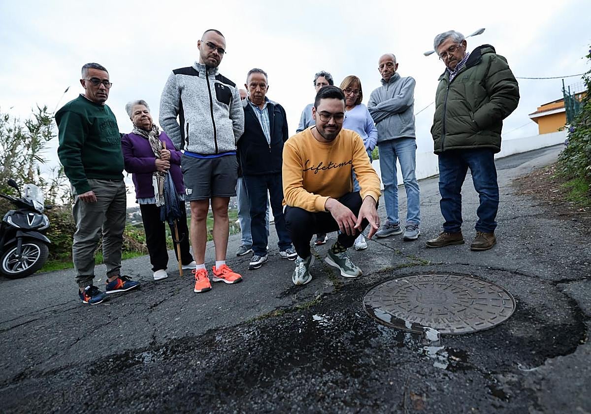 Vecinos de Llanos de María Rivera ante las alcantarillas de Laderas del Carbón.