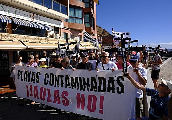 El colectivo vecinal continuará con movilizaciones en la costa teldense y exige transparencia en este episodio de contaminación marina.