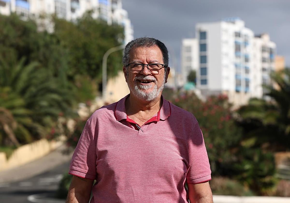 Ramón Montesinos posa en la calle Severo Ochoa de El Batán, sede de la asociación vecinal del barrio.