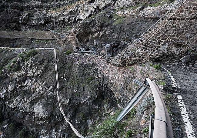 Espectacular desprendimiento de piedras que ha sepultado la vía.