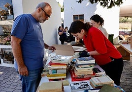 El profesor Juan Manuel Brito junto a estudiantes voluntarios durante la recuperación.