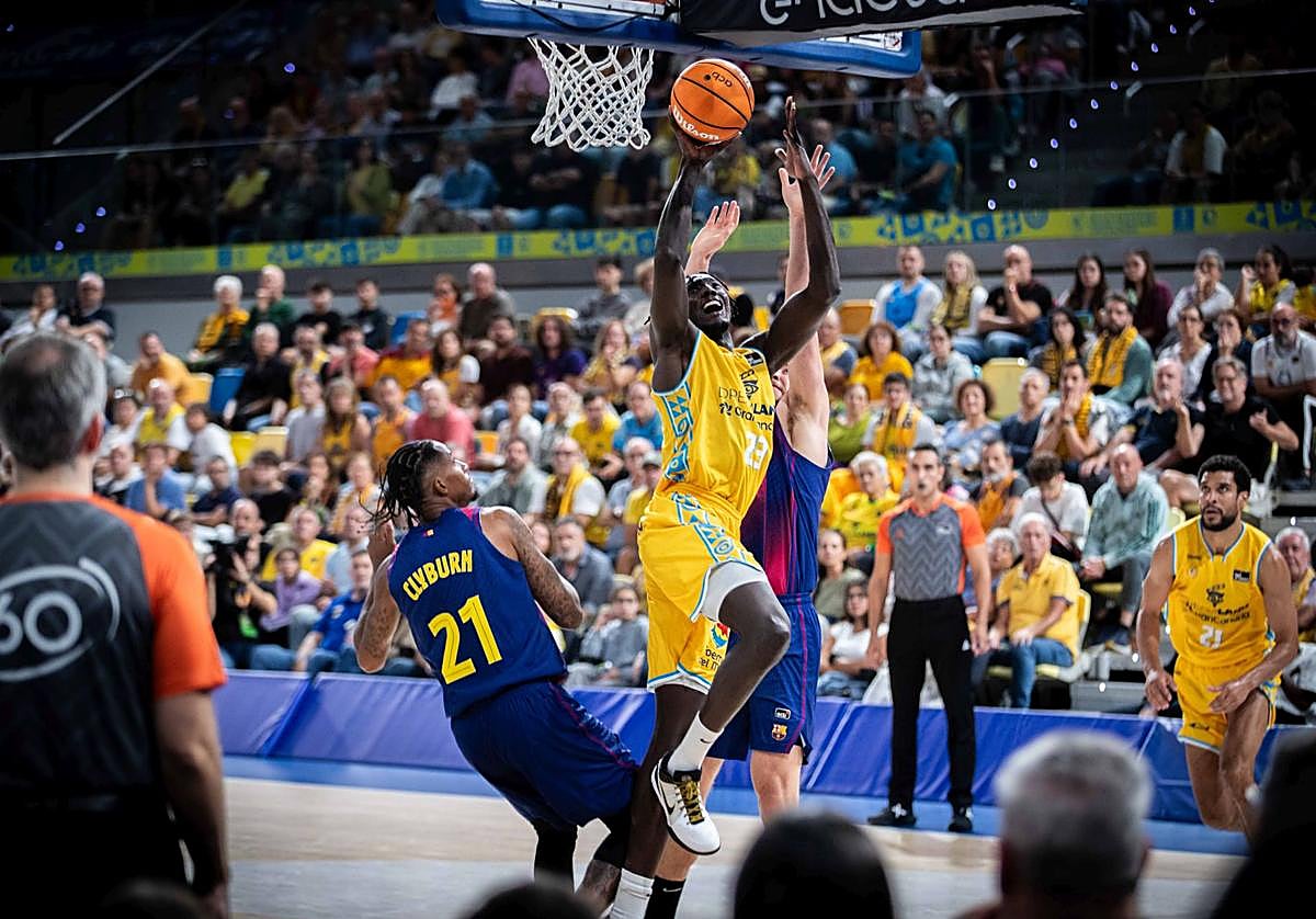 El pívot sursudanés Kur Kuath lanza a canasta en el encuentro entre el Granca y el Barça.