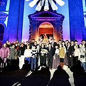 Foto de familia de todos los participantes en la inauguración de las fiestas de Santa Lucía.