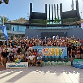 Foto de familia de los participantes en el Gran Canaria Bike Week 2025.