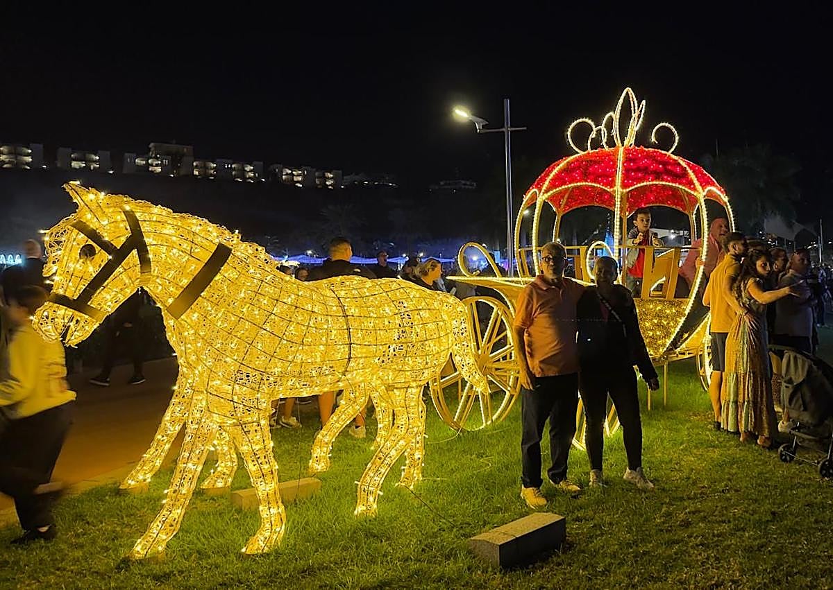 Imagen secundaria 1 - Acto de encenddido oficial, una de las carrozas infantiles y un castillo de cuento. 