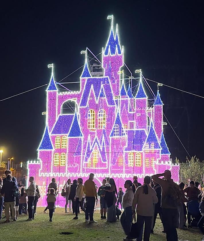 Imagen secundaria 2 - Acto de encenddido oficial, una de las carrozas infantiles y un castillo de cuento. 