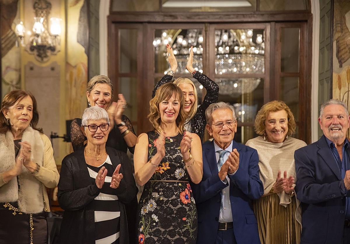 Las enfermeras y enfermeros homenajeados junto a Rita Mendoza, presidenta del CELP (en el centro).