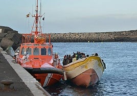 Rescatan dos cayucos en El Hierro