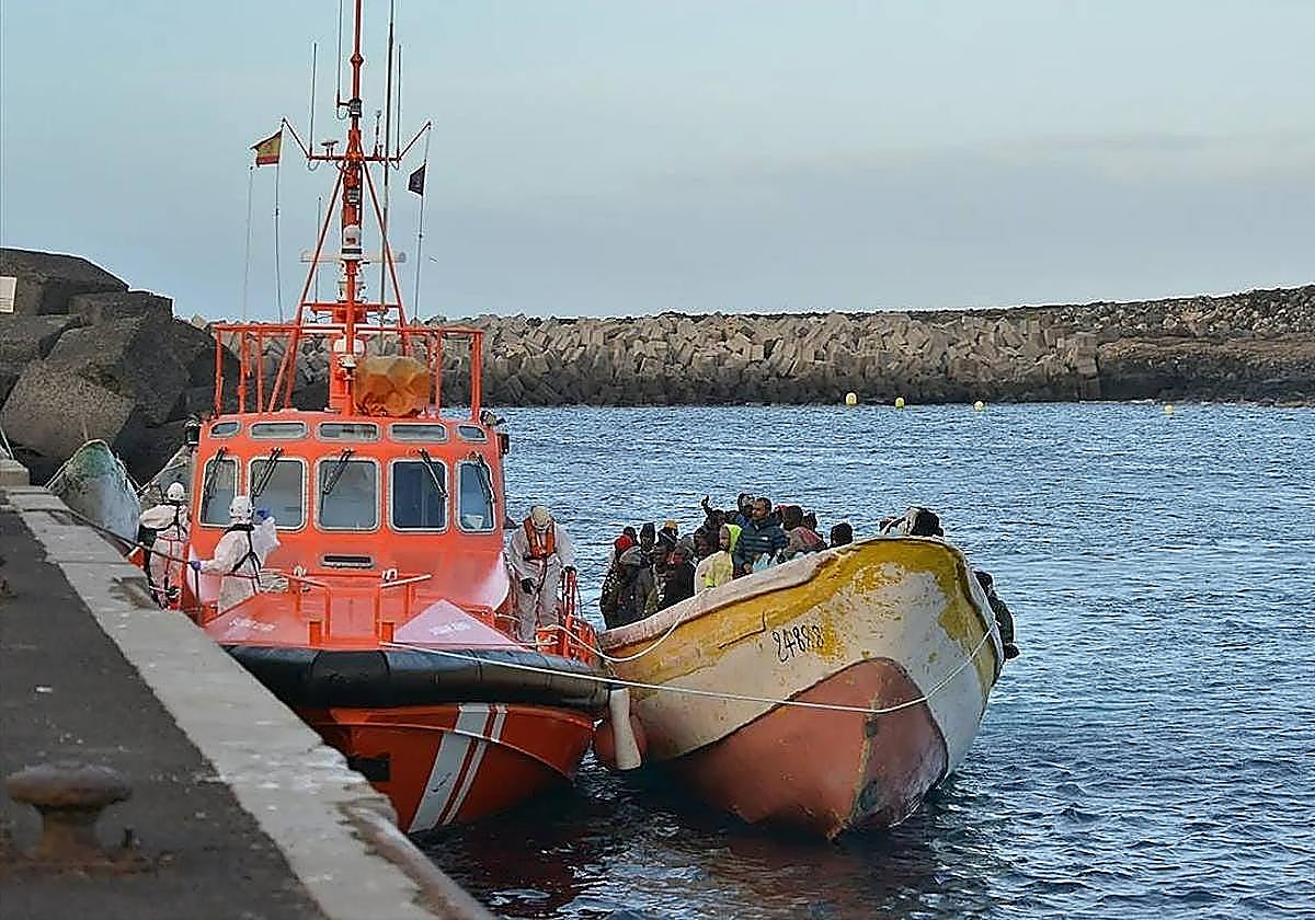 Imagen de archivo de Salvamento Marítimo en el rescate de otra patera en El Hierro.