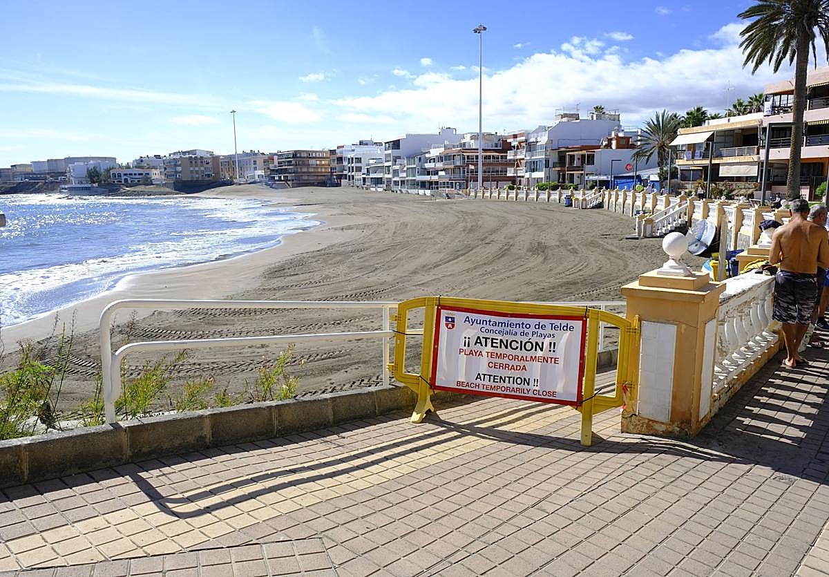Imagen del cierre de una de las playas de la costa de Telde.