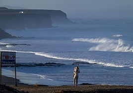 Canarias, en alerta por oleaje de elevado riesgo y viento extremo