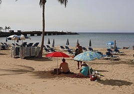 Costas autoriza las hamacas en la playa de El Reducto