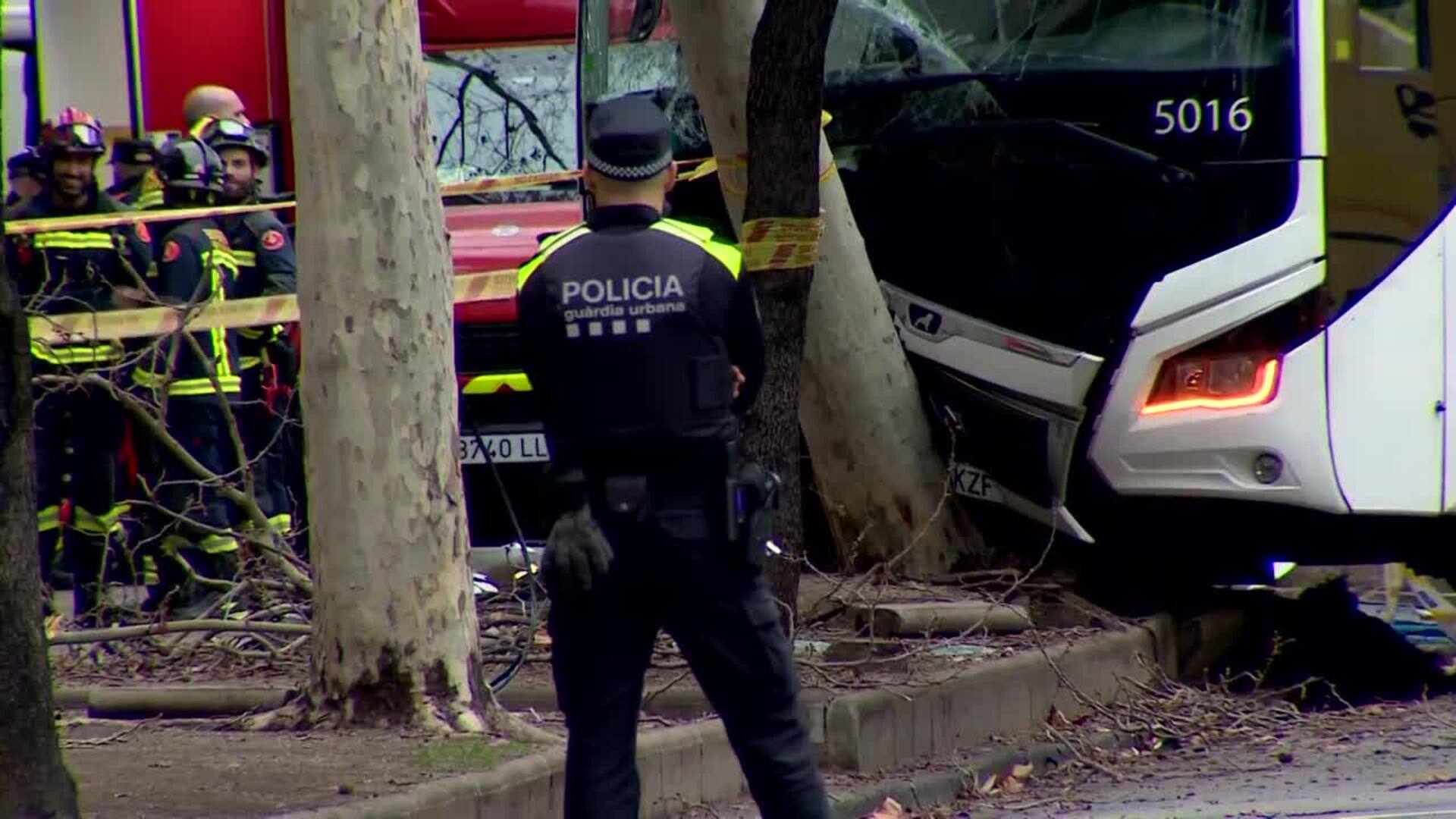 Un total de 51 heridos en el choque entre 2 autocares en la Diagonal de Barcelona, 4 críticos