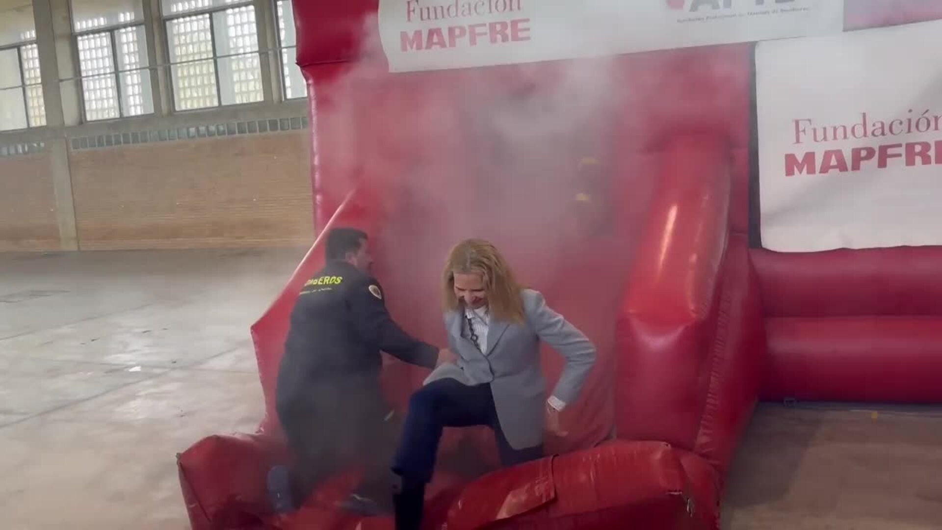 La infanta Elena y sus imágenes más sorprendentes apagando un incencio