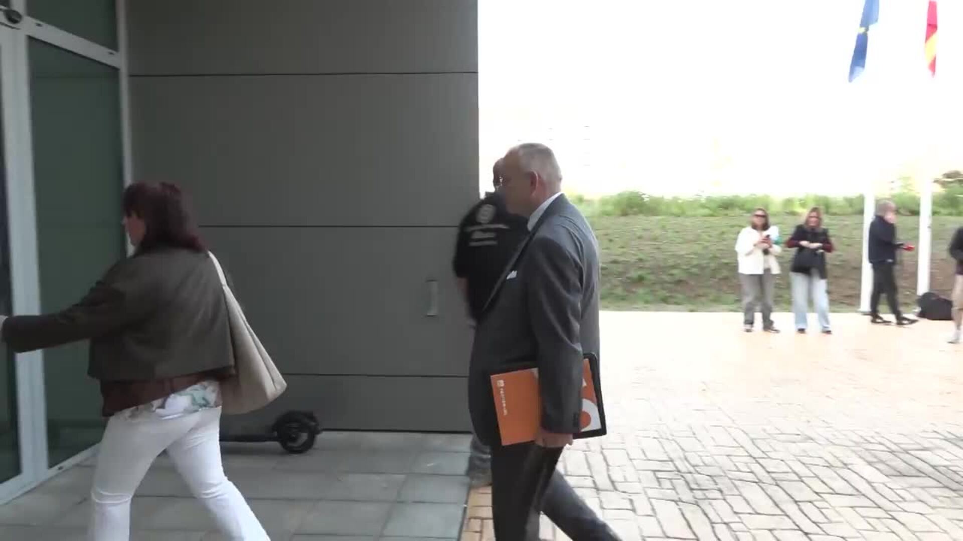 La jueza manda al hermano de Sánchez a juicio por prevaricación y tráfico de influencias