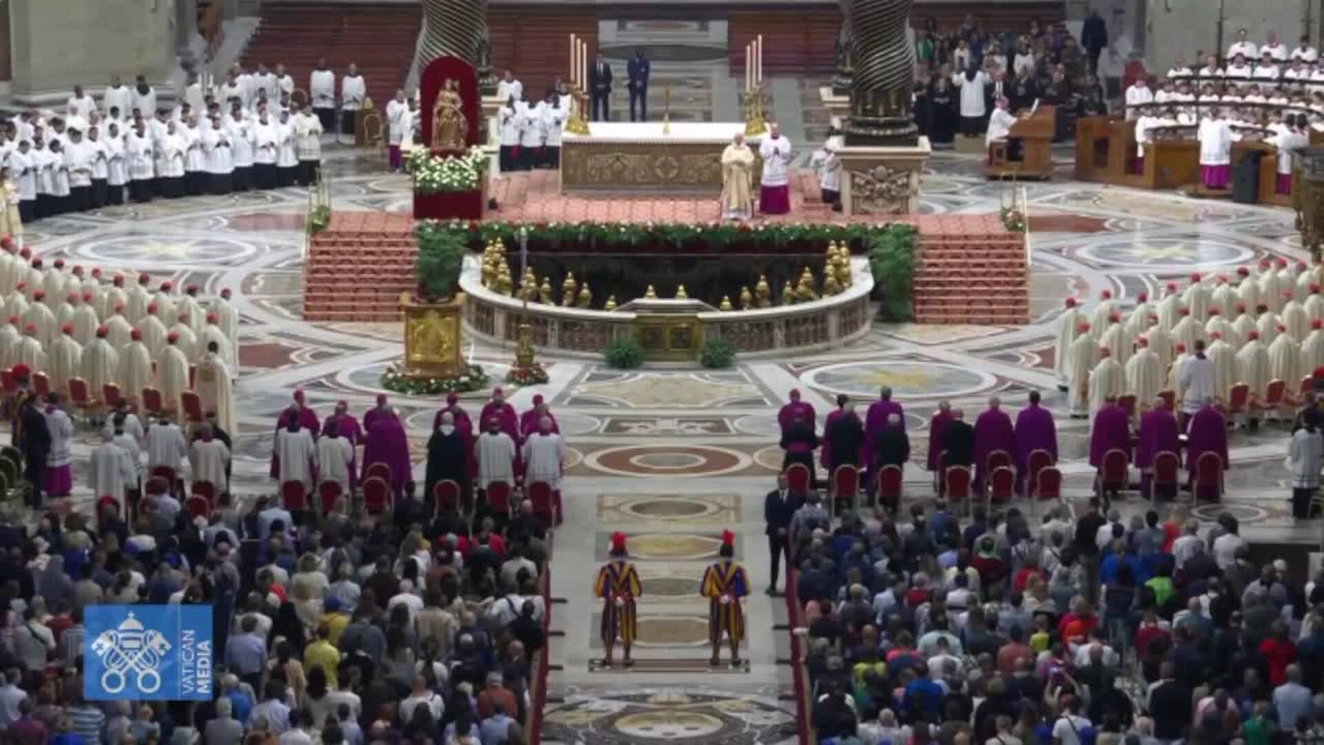 El Vaticano celebra misa en honor al papa Francisco en el último día de luto oficial