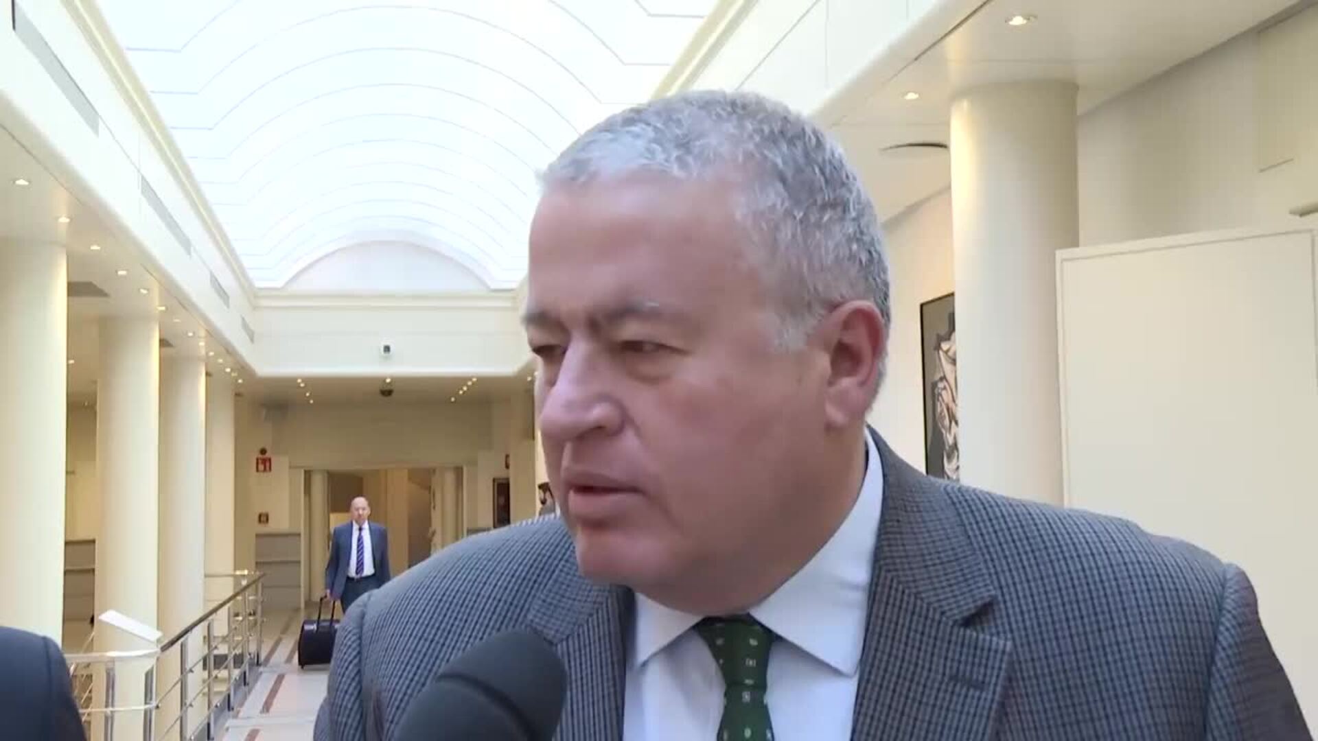 Senador del PP que depositó una bolsa de arena tóxica a Aagesen critica la "piel fina" del PSOE