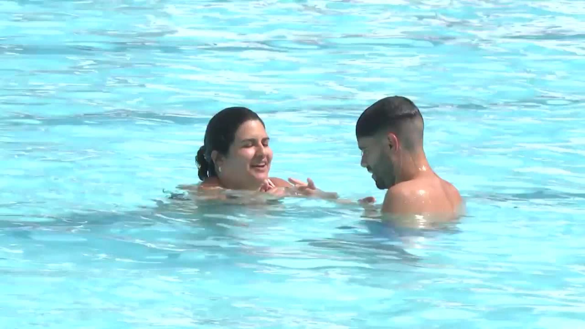 Multitud de personas combaten las altas temperaturas de la capital en piscinas públicas